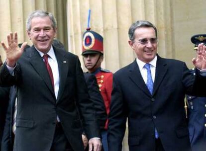 George W. Bush y Álvaro Uribe, al llegar ayer al palacio de Nariño, en Bogotá.