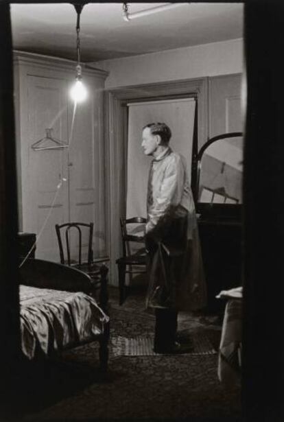 'The Backwards Man in his hotel room', tomada en Nueva York en 1961.