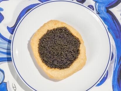 Muntanara, mantequilla y caviar, del restaurante La Cabane, en una imagen proporcionada por el establecimiento.