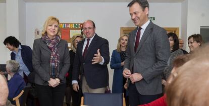 Pedro Antonio Sánchez, en el centro, acompañado por el alcade de Yecla, Marcos Ortuño, y la consejera de Familia, Violante Tomás.