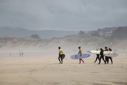 Surfistas principiantes durante una clase en la playa de Somo (Cantabria).