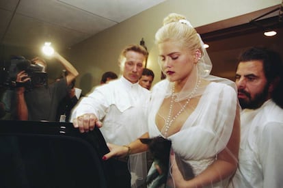 Anna Nicole Smith en el funeral de su marido, J. Howard Marshall, celebrado en Houston en agosto de 1995. La modelo se puso el mismo velo que cuando se casaron, ella con 26 años y él con 89.