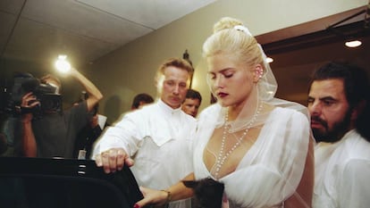 Anna Nicole Smith no funeral de seu marido, J. Howard Marshall, realizado em Houston, em agosto de 1995. A modelo usava o mesmo véu do dia do seu casamento, quando ela tinha 26 anos, e ele já somava 89.