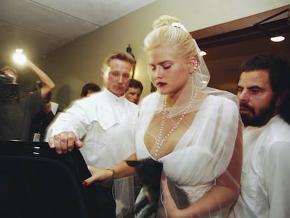 Anna Nicole Smith en el funeral de su marido, J. Howard Marshall, celebrado en Houston en agosto de 1995. La modelo se puso el mismo velo que cuando se casaron, ella con 26 años y él con 89.