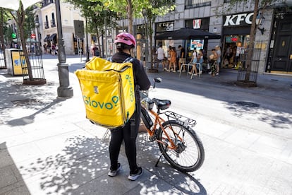 Una repartidora de Glovo, este jueves en el centro de Madrid.