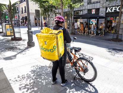 Un repartidor de Glovo, en el centro de Madrid.