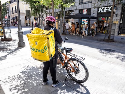 Un repartidor de Glovo en el centro de Madrid.