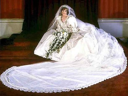 Diana de Gales posa con su vestido de boda en una imagen del 29 de julio de 1981.