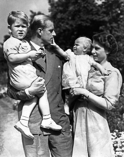 El primer hijo del matrimonio llegó apenas un año después de la boda. El príncipe Carlos, sucesor de su madre en el trono, nació en Londres el 14 de noviembre de 1948. Con él se aseguraba la continuación de la línea sucesoria. El 15 de agosto de 1950, llegó al mundo la princesa Ana.
