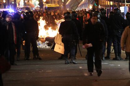 Un grupo de manifestantes prendió fuego a papeleras y contenedores en presencia de la policía.