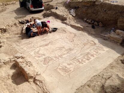 El equipo de arqueólogos y restauradores durante el hallazgo del mosaico.