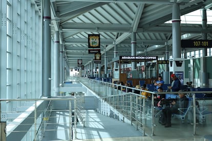 Pasajeros esperan en una sala del Aeropuerto Internacional Felipe Ángeles (AIFA), en enero de 2024.