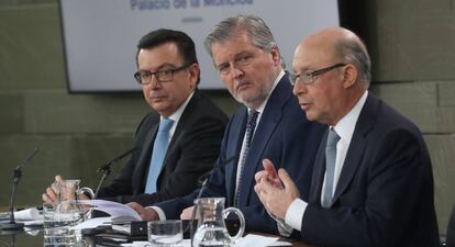 Román Escolano, Íñigo Méndez de Vigo y Cristóbal Montoro este martes tras el Consejo de Ministros extraordinario.