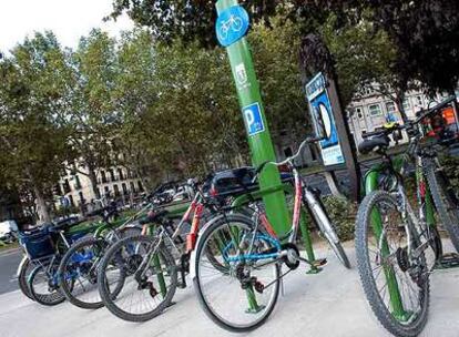 Varias bicis aparcadas en el primer parking municipal para estos vehículos.
