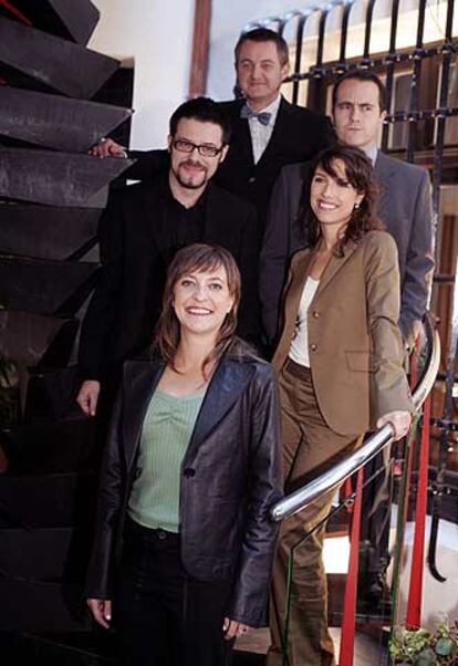 Eva Hache, en primera fila, junto a Quequé, Marta Nebot, Richard Collins-Moore y Ricardo Castella (arriba, a la derecha).