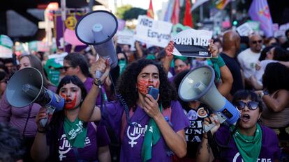 Mujeres protestan contra el proyecto de ley busca equiparar el aborto legal con homicidio, en Sao Paulo, el 15 de junio.