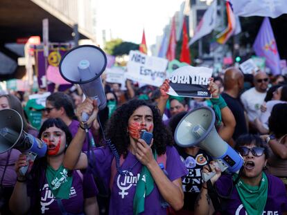 Mujeres protestan contra el proyecto de ley busca equiparar el aborto legal con homicidio, en Sao Paulo, el 15 de junio.