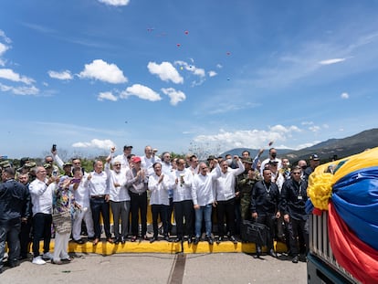 Gustavo Petro presencia junto a funcionarios de Colombia y Venezuela el paso del primer camión por el puente Simón Bolívar durante la reapertura de la frontera entre ambos países.