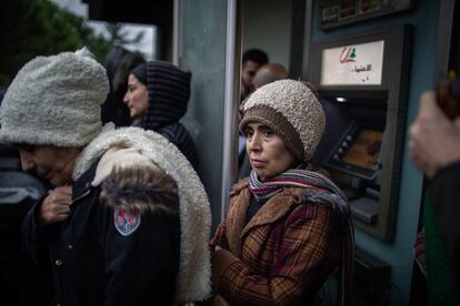 Protesta en la puerta de un banco a finales de noviembre. En Líbano un 80% de la población está por debajo del umbral de la pobreza.