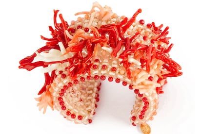 Una joya: brazalete elaborado con cristales y coral natural en blanco, rosa y rojo. Lo puedes comprar en la tienda on line de Susan Suel por 2.400 euros.