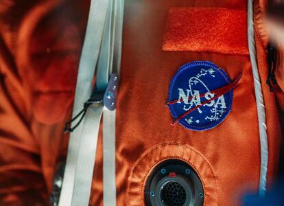 Traje espacial de la NASA de color naranja