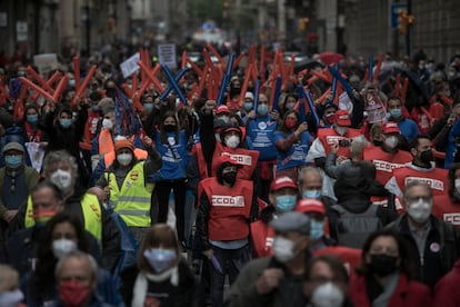 Imagen de la marcha convocada por los sindicatos que recorrió Barcelona este sábado.