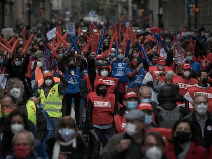 Imagen de la marcha convocada por los sindicatos que recorrió Barcelona este sábado.