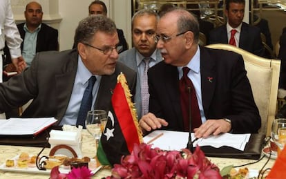 El primer ministro libio, Abdurrahim al Kib (derecha) con el ministro de Exteriores, Ashur bin Jayal, en un acto diplomático el pasado sábado.