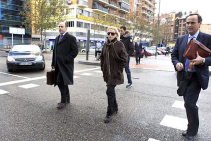 Marta Domínguez walks from the courts with her husband (behind) and her lawyer, José Rodríguez (left), last January.
