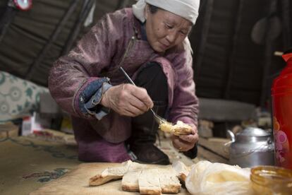 Buyantogtoh sirve el pan tradicional.