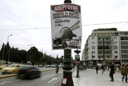 Un cartel en una céntrica plaza de Atenas llama a los empleados del sector público al paro de 24 horas.