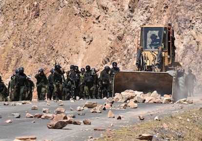 Unos polic&iacute;as bolivianos desbloquean una carretera del centro de Bolivia.