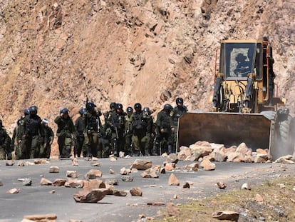 Unos polic&iacute;as bolivianos desbloquean una carretera del centro de Bolivia.