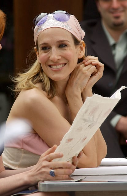 Lo mucho que el personaje interpretado por Sarah Jessica Paker solivianta a los espectadores queda claro cuando descubrimos que la mayoría de los personajes de esta lista tiene hilos de Reddit centrados en vituperarles, pero Carrie tiene su propia web, una página llamada, como no podía ser de otra manera, “Carrie Bradshaw es lo peor”. Y por si no nos queda lo suficientemente claro que es lo peor, la revista 'Time' le dedicó un artículo demoledor titulado 'Todos los episodios de Sexo en Nueva York donde Carrie Bradshaw es lo peor'. Los motivos que exponen para justificarlo son variados. Acusan a Carrie Bradshaw de ser egoísta, anteponer hasta el más intrascendente de sus deseos a cualquier preocupación de sus amigas y tener un comportamiento inmaduro con sus parejas (y un gusto dudoso para elegirlas). El personaje de Sarah Jessica Paker era un meme antes de que conociésemos el significado de la palabra gracias a sus momentos fingidamente reflexivos en los que se sentaba ante el ordenador y con la mirada perdida lanzaba preguntas supuestamente trascendentes como “No pude evitar preguntarme si dentro de cada confiada mujer soltera hay una débil y frágil princesa esperando ser salvada”.  Si alguien pensaba que en 'And Just Like That', la continuación de 'Sexo en Nueva York', el personaje se iba a redimir, se habrá frustrado al ver la falta de avances del personaje: su ego ha crecido al mismo ritmo que sus sombreros. 
