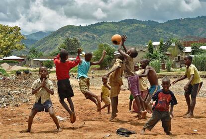 Un grupo de ni&ntilde;os juega al f&uacute;tbol en Buyumbura, capital de Burundi.