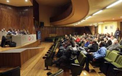 La plantilla de la planta embotelladora de Coca-Cola en Colloto durante la asamblea celebrada hoy en la que el representante de la planta en la mesa negociadora del ERE les ha informado de la última propuesta de la compañía.