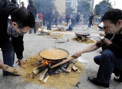 Dos cocineros improvisados, ayer, en el concurso de paellas de la falla Antigua Senda de Senent-Alameda.