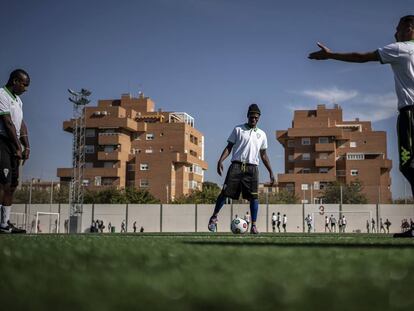 Calentamiento de uno de los equipos de refugiados antes de los partidos que se jugaron en Albacete.