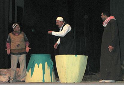 Representación de <i>La </i><i>tinaja,</i> de Pirandello, en el Teatro Nacional de Irak.