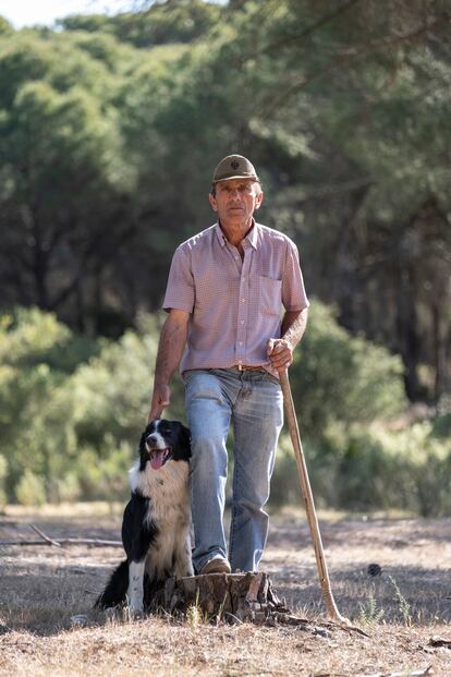 El pastor Patricio Pardo, en los alrededores de Aljaraque (Huelva).