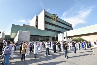 Personal médico protesta afuera del Hospital 7 del IMSS en Monclova, en el norte de México.