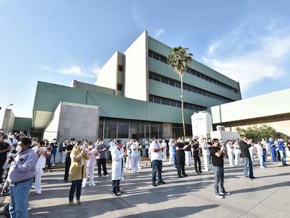 Personal médico protesta afuera del Hospital 7 del IMSS en Monclova, en el norte de México.