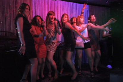 Un grupo de jóvenes interpreta una canción en el karaoke Master Plató.