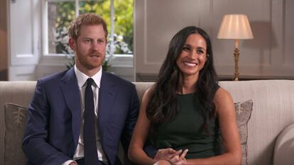 Enrique de Inglaterra y Meghan Markle en la primera entrevista en televisión de la pareja, emitida este lunes pocas horas después de anunciarse su compromiso.