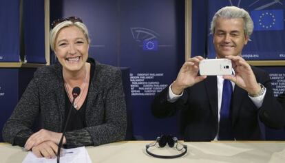 Os líderes de ultradireita da França e Holanda, Marine Le Pen e Geert Wilders, na coletiva de imprensa nesta quarta-feira em Bruxelas.