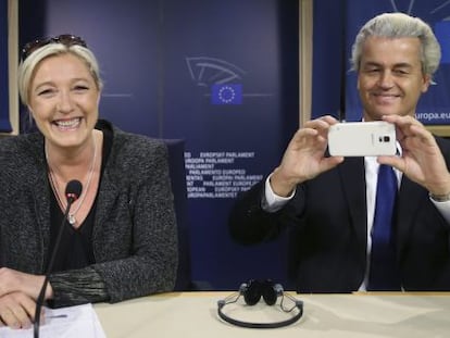 Os líderes de ultradireita da França e Holanda, Marine Le Pen e Geert Wilders, na coletiva de imprensa nesta quarta-feira em Bruxelas.