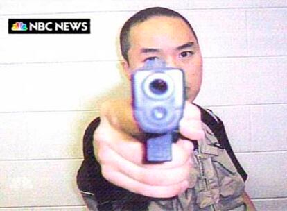 El pistolero empuña el arma ante la cámara.