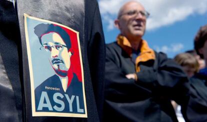 Uma manifestante com um adesivo que pede asilo para Snowden em um protesto contra a espionagem na Alemanha no sábado.
