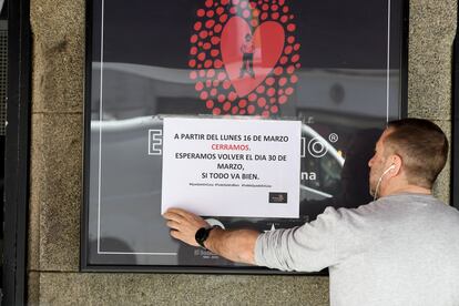 Cartel que anuncia el cierre de un bar en Madrid, el pasado mes de marzo.