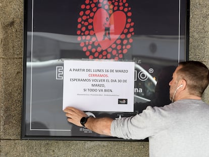 Cartel que anuncia el cierre de un bar en Madrid, el pasado mes de marzo.